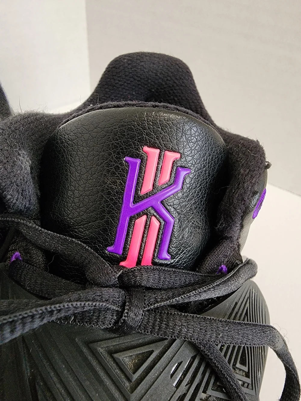 Nike Kyrie Flytrap 3 GS Floral Swoosh Basketball Shoes Black 6Y FLAW READ DESC